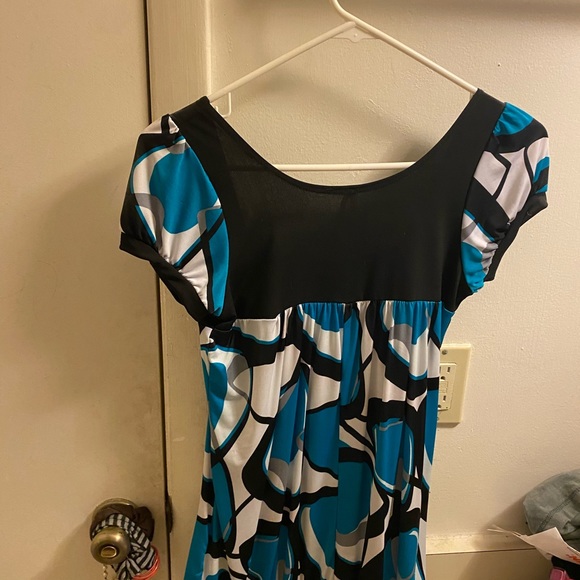 Sophisticated blousecan be worn to dress up or down - Picture 2 of 2